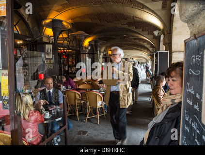 Paris, Frankreich. Menschen in einem Café am Place des Voges im Marais Viertel. Stockfoto