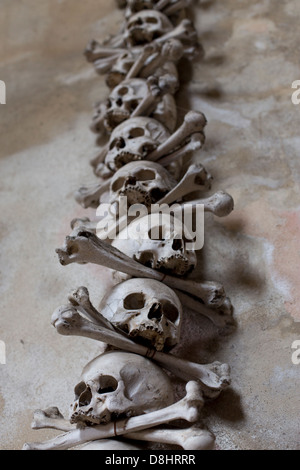 Schädel und Knochen im Kutna Horas "Bone" Kirche Sedlec Beinhaus in Tschechien, Europa. Stockfoto