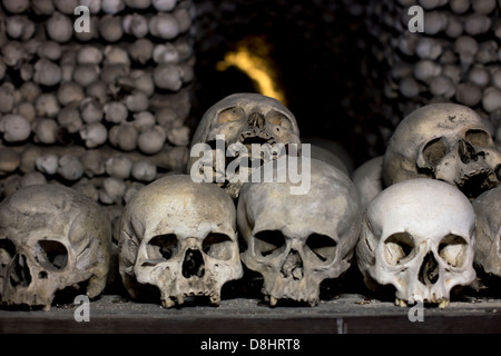 Schädel und Knochen im Kutna Horas "Bone" Kirche Sedlec Beinhaus in Tschechien, Europa. Stockfoto