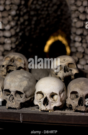 Schädel und Knochen im Kutna Horas "Bone" Kirche Sedlec Beinhaus in Tschechien, Europa. Stockfoto