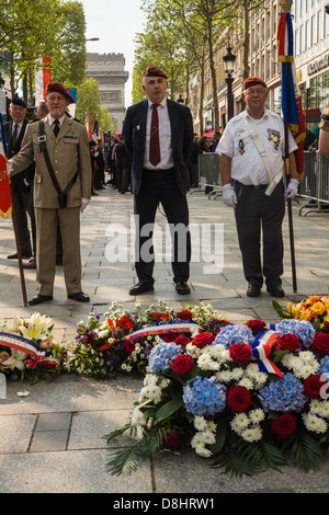 Polnischen und französischen Veteranen des zweiten Weltkriegs stehen auf Champs-Élysées, in der Nähe des Arc de Triomphe, Sieg-Tag 2013. Stockfoto