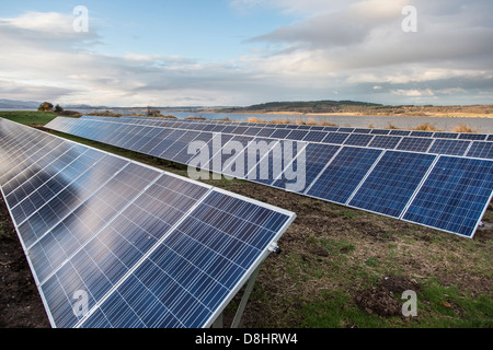 Solar-Panels am Beauly Firth bei Inverness in Schottland. Stockfoto