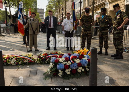 Polnische und französische Veteranen des zweiten Weltkriegs stand mit französischen Soldaten auf Champs-Elysees, in der Nähe des Arc de Triomphe, Sieg-Tag 2013. Stockfoto