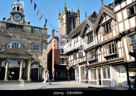 Mittelalterliche Stadt Ludlow, Shropshire, England. König, hohen und breiten Straßen treffen sich in der Butter Kreuz neben St. Laurence Church Stockfoto