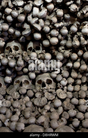 Schädel und Knochen im Kutna Horas "Bone" Kirche Sedlec Beinhaus in Tschechien, Europa. Stockfoto