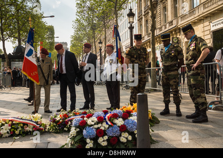 Polnische und französische Veteranen des zweiten Weltkriegs stand mit französischen Soldaten auf Champs-Elysees, in der Nähe des Arc de Triomphe, Sieg-Tag 2013. Stockfoto