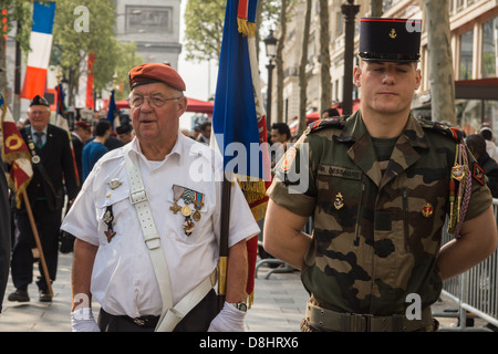 Polnischen Veteranen des zweiten Weltkriegs steht mit einem französischen Soldaten auf Champs-Elysees, in der Nähe des Arc de Triomphe, Sieg-Tag 2013. Stockfoto