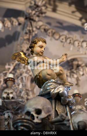 Schädel und Knochen im Kutna Horas "Bone" Kirche Sedlec Beinhaus in Tschechien, Europa. Stockfoto