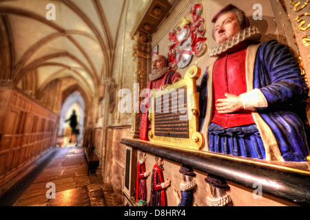 Innen London Southwark Cathedral, die Tre-Hearne Statue mit einer Frau in der Ferne Stockfoto