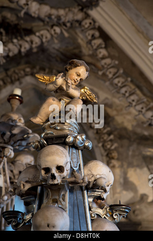 Schädel und Knochen im Kutna Horas "Bone" Kirche Sedlec Beinhaus in Tschechien, Europa. Stockfoto