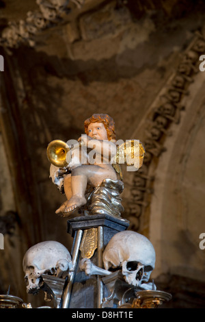 Schädel und Knochen im Kutna Horas "Bone" Kirche Sedlec Beinhaus in Tschechien, Europa. Stockfoto