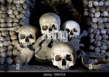 Schädel und Knochen im Kutna Horas "Bone" Kirche Sedlec Beinhaus in Tschechien, Europa. Stockfoto