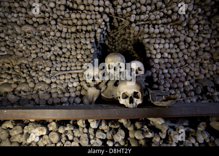 Schädel und Knochen im Kutna Horas "Bone" Kirche Sedlec Beinhaus in Tschechien, Europa. Stockfoto