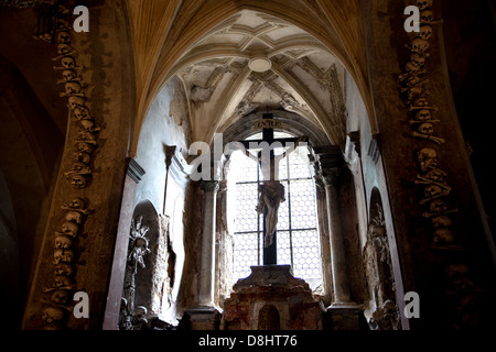 Schädel und Knochen im Kutna Horas "Bone" Kirche Sedlec Beinhaus in Tschechien, Europa. Stockfoto