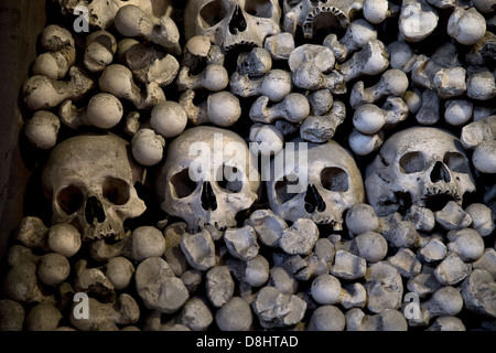 Schädel und Knochen im Kutna Horas "Bone" Kirche Sedlec Beinhaus in Tschechien, Europa. Stockfoto