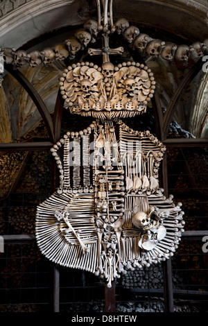 Schädel und Knochen im Kutna Horas "Bone" Kirche Sedlec Beinhaus in Tschechien, Europa. Stockfoto