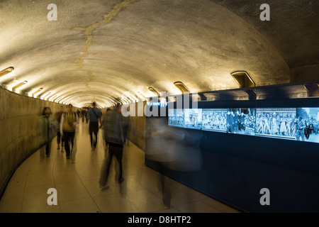 Paris, Frankreich. Die u-Bahn-Tunnel führt zu den Triumphbogen (Arc de Triomphe) am Place Charles de Gaulle. Stockfoto