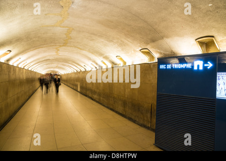 Paris, Frankreich. Die u-Bahn-Tunnel führt zu den Triumphbogen (Arc de Triomphe) am Place Charles de Gaulle. Stockfoto