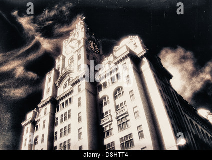 Geisterhafte Blick auf die Leber Gebäude Pier Head Liverpool in Monochrom Stockfoto