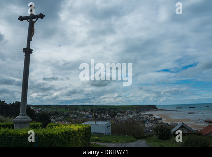 Arromanches, Frankreich. Ein Riesen Kreuz mit Blick auf die Stadt und die Reste des künstlichen Hafens "Mullbery" aus dem zweiten Weltkrieg. Stockfoto