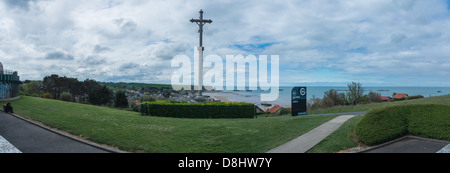 Arromanches, Normandie, Frankreich. Panorama der Stadt, die Klippen und die Reste der "Mulberry" künstliche Hafen aus dem zweiten Weltkrieg. Stockfoto