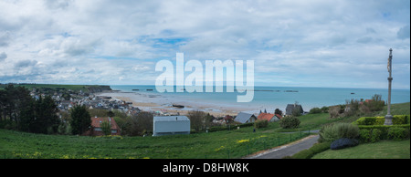 Arromanches, Normandie, Frankreich. Panorama der Stadt, die Klippen und die Reste der "Mulberry" künstliche Hafen aus dem zweiten Weltkrieg. Stockfoto