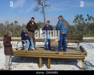 Die Leute schlendern entlang der Promenade und genießen die frische Luft und den malerischen Blick auf das Meer. Die Promenade ist gesäumt von Geschäften und Restaurants und bietet einen perfekten Ort für gemütliche Spaziergänge und Entspannung am Meer. Stockfoto