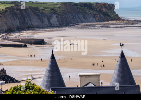 Arromanche, Normandie, Frankreich. Blick auf den Strand und die Klippen, wo die "Maulbeere" künstlichen Hafens nach d-Day verwendet wurde. Stockfoto