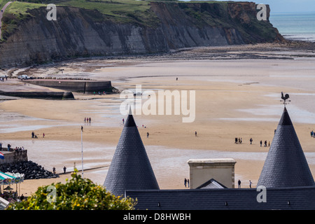 Arromanche, Normandie, Frankreich. Blick auf den Strand und die Klippen, wo die "Maulbeere" künstlichen Hafens nach d-Day verwendet wurde. Stockfoto