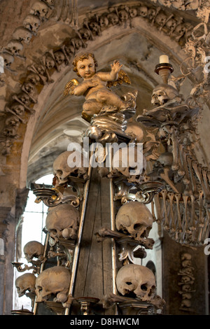 Schädel und Knochen im Kutna Horas "Bone" Kirche Sedlec Beinhaus in Tschechien, Europa. Stockfoto