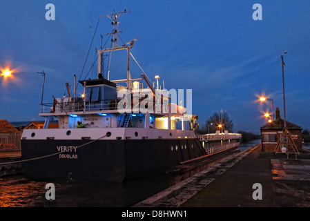 Verity Versand auf den Manchester Ship Canal am frühen Abend in Latchford sperrt Warrington Cheshire Januar 2013 Stockfoto