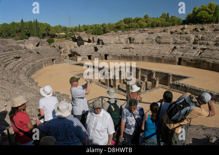 Römische Ruinen von Itálica-Amphitheater und Touristen, Santiponce, Sevilla Provinz, Region von Andalusien, Spanien, Europa Stockfoto