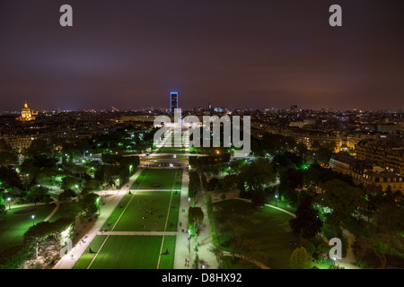 Paris, Frankreich. Der Champ de Mars in der Nacht. Montparnasse Turm weit Mitte, Les Invalides auf der linken Seite. Stockfoto