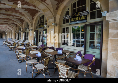 Paris, Frankreich. Tische vor einem Restaurant in der Place des Voges, Marais-Viertel. Stockfoto