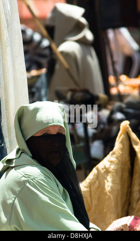 Berberfrauen in einem bunten Markt im Großraum mittlerer Atlas in Marokko. Stockfoto