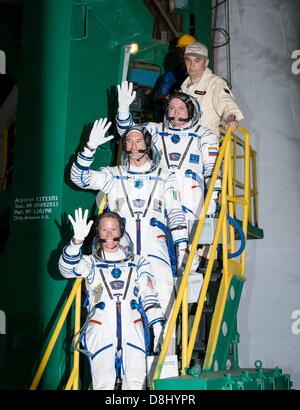 Internationale Raumstation ISS crew Commander Fyodor Yurchikhin des russischen Federal Space Agency, top, Flugingenieure: Luca Parmitano der European Space Agency, Zentrum und Karen Nyberg der NASA, bottom, Welle Abschied, als sie die Sojus-Rakete vor ihrem Start vom Weltraumbahnhof Baikonur in Kasachstan 29. Mai 2013 antreten. Yurchikhin, Nyberg und Parmitano, bleibt an Bord der Station bis Mitte November. Stockfoto