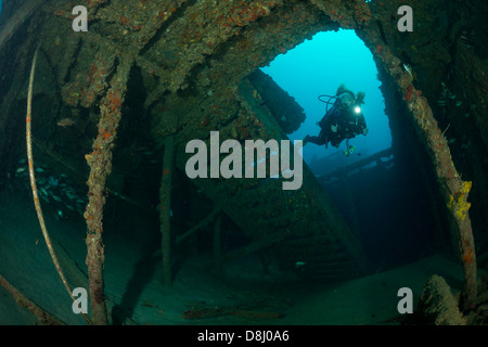 Eine weibliche Taucher untersucht ein Wrack in der Nähe von Fort Lauderdale, Florida Stockfoto