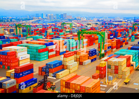 Oakland, Kalifornien - Versandbehälter erwarten Verladung auf Containerschiffe im Hafen von Oakland. Stockfoto