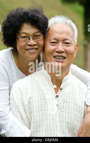 asiatische senior Brautpaar umarmen einander Stockfoto