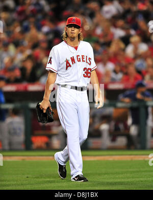 Anaheim, CA USA. 29. Mai 2013.  Los Angeles Angels Krug Jered Weaver #36 ab, während die Major League Baseball Spiel zwischen den Los Angeles Dodgers und den Los Angeles Angels im Anaheim Stadium in Anaheim, Kalifornien... Bildnachweis: Cal Sport Media/Alamy Live-Nachrichten Stockfoto