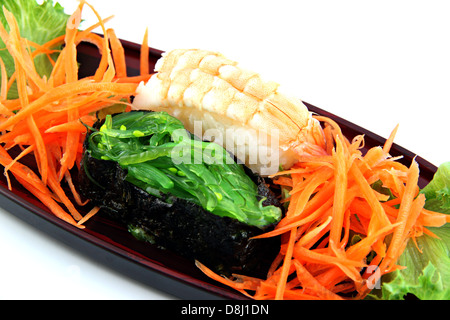 Das Sushi aus Garnelen und Seegras, Sushi ist eine Nahrung des japanischen. Stockfoto
