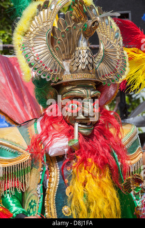 Mann mit aufwendigen Kostüm, Maske und Kopfschmuck für jährliche Grand Karnevalstreiben in San Franciscos Mission District. Stockfoto