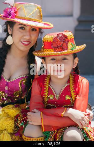 Frau und junge Mädchen in Tracht in der jährlichen Grand Karnevalstreiben, Mission District, San Francisco, Kalifornien, USA. Stockfoto