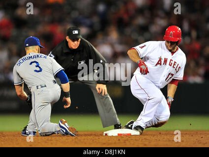 Anaheim, CA USA. 29. Mai 2013.  Los Angeles Angels Catcher Chris Iannetta #17 ist sicher am 2. base im 6. Inning während der Major League Baseball Spiel zwischen den Los Angeles Dodgers und den Los Angeles Angels im Anaheim Stadium in Anaheim, Kalifornien... Die Los Angeles Angels besiegen die Los Angeles Dodgers 4-3. Bildnachweis: Cal Sport Media/Alamy Live-Nachrichten Stockfoto