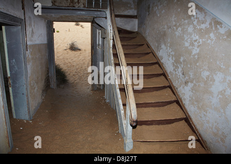 Treppen in verlassenen Haus, Kolmanskop Geisterstadt, in der Nähe von Lüderitz, Namibia, Afrika Stockfoto