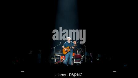 Frankfurt Main, Deutschland, 29. Mai 2013. Britische Rock-Legende Eric Clapton spielt auf der Bühne in der Festhalle in Frankfurt Main, Deutschland, 29. Mai 2013. : Bildnachweis Nicolas Armer: Dpa picture-Alliance/Alamy Live News Stockfoto