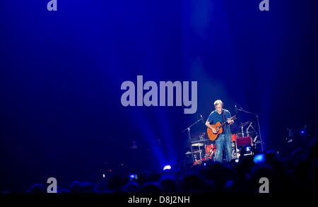 Frankfurt Main, Deutschland, 29. Mai 2013. Britische Rock-Legende Eric Clapton spielt auf der Bühne in der Festhalle in Frankfurt Main, Deutschland, 29. Mai 2013. : Bildnachweis Nicolas Armer: Dpa picture-Alliance/Alamy Live News Stockfoto