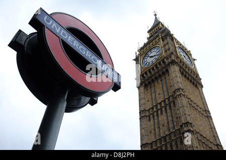 London underground Zeichen steht groß weiter den Turm von Big Ben in London, Großbritannien, 14. Mai 2013. Foto: Kevin Kurek Stockfoto