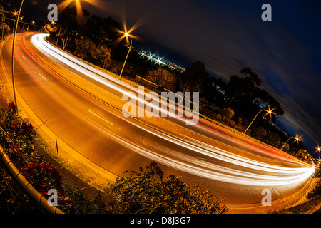 Lichtspuren von Autos vorbei in der Nacht fegt... Stockfoto