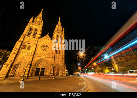 Lichtspuren von Autos vorbei in der Nacht fegt... Stockfoto